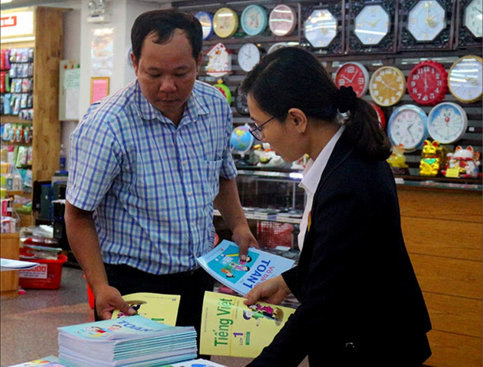 Chuẩn bị vào năm học mới nhưng phụ huynh vẫn đi tìm sách cho con em vào lớp 1. Ảnh: TL Chuẩn bị vào năm học mới nhưng phụ huynh vẫn đi tìm sách cho con em vào lớp 1. Ảnh: TL