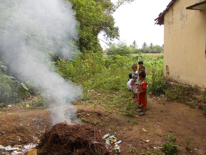 Không có nhà vệ sinh các cháu nhỏ phải đi vệ sinh như thế này