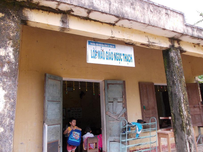 Những khối bê tông đã bong tróc không biết sẻ rơi xuống khi nào