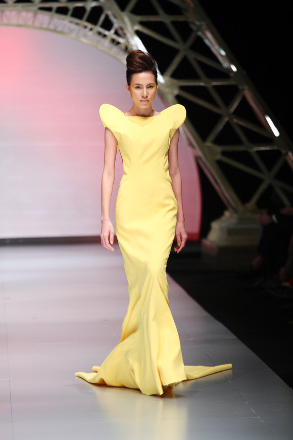 Vừa đặt chân tới Paris, anh đã bị ánh nắng vàng rực rỡ của thành phố này quyến rũ. Do vậy, anh chọn vàng làm gam màu chủ đạo cho BST trong đêm chung kết.