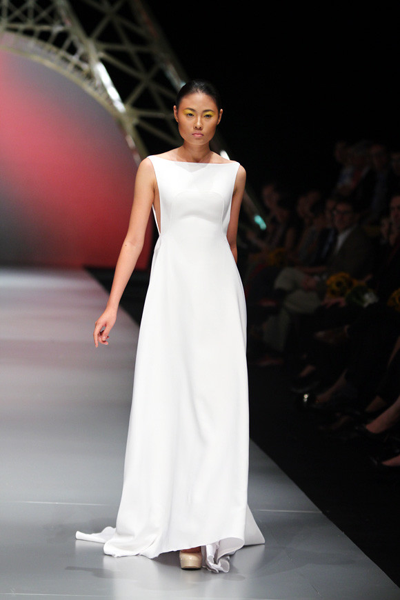 Minh Hà chia sẻ muốn xây dựng hình ảnh người phụ nữ thanh lịch với những đường cắt táo bạo với gam màu trắng và vàng.