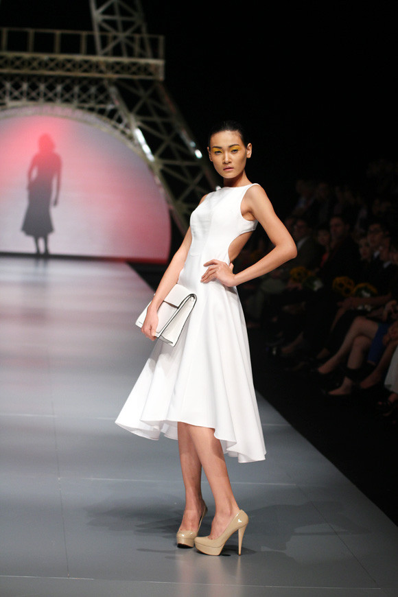 Những đường cắt cúp tạo nên nét quyến rũ, thanh lịch cho bộ trang phục