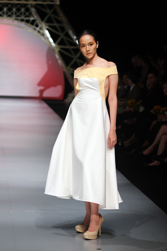 NTK Đỗ Mạnh Cường nhận xét về BST của Minh Hà: "Thế mạnh của Hà là kỹ thuật, những đường cắt táo bạo. Nhưng Hà chưa sử dụng chất liệu phong phú, sẽ tốt hơn nếu mix các loại chất liệu khác nhau trên trang phục".