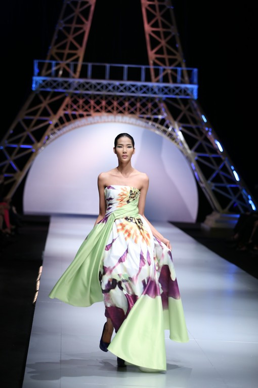 Thế nhưng, trong đêm chung kết, khi giới thiệu BST được lấy cảm hứng từ vườn hoa vàng rực rỡ ở ngôi nhà mà NTK trứ danh Dior từng sinh sống, anh lại không thực sự chinh phục các giám khảo khó tính.