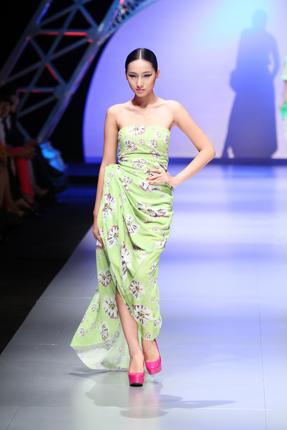 Các thiết kế của anh có những họa tiết tinh tế rất phù hợp với mùa hè cùng những đường xẻ táo bạo, bay bổng.