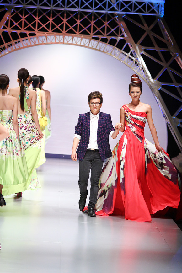 Cũng để lại dấu ấn khó quên trong đêm chung kết, Châu Chấn Hưng mang đến một chất liệu riêng độc đáo trong đêm thi cuối cùng với nền màu sắc tươi trẻ.