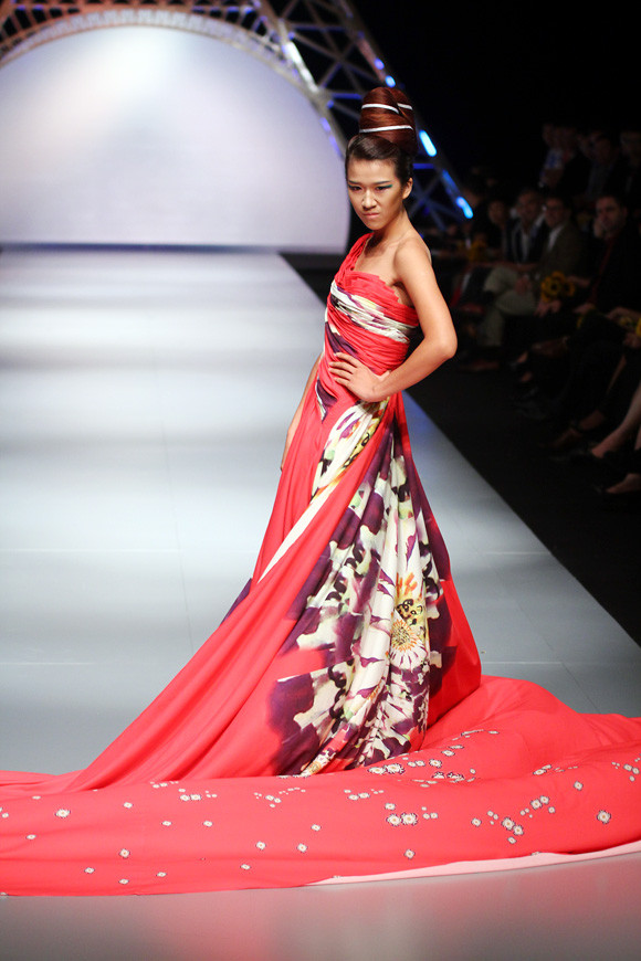 Sắc màu rực rỡ, tươi tắn đã không mang lại thành công cho Châu Chấn Hưng