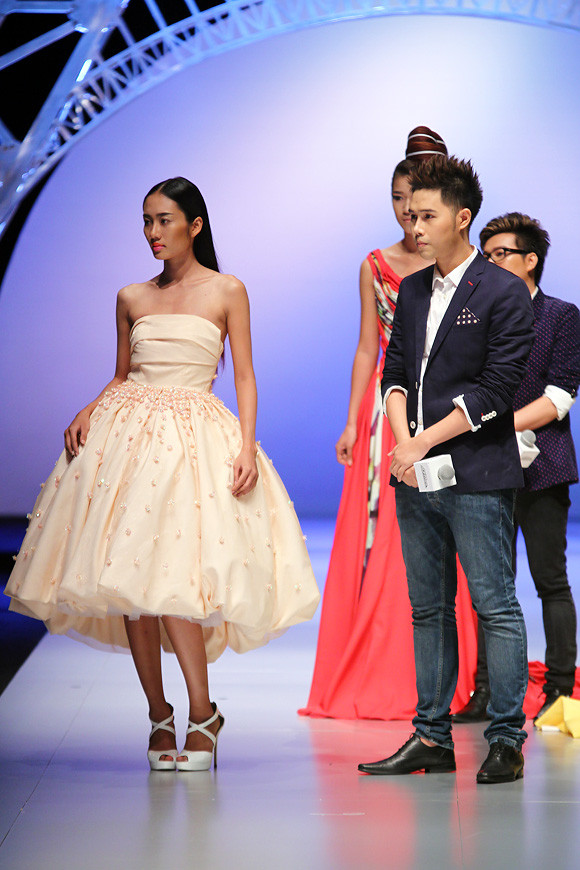 Là người cuối cùng giới thiệu bộ sưu tập, Lâm Gia Khang giới thiệu bộ sưu tập mang những đường nét hiện đại.