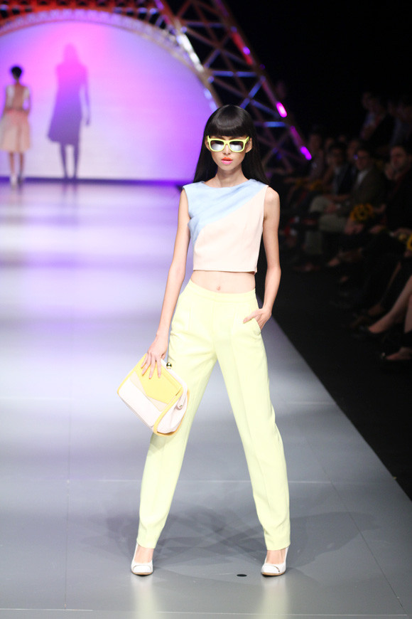 Thêm vào đó, Lâm Gia Khang khá chỉn chu trong việc kết hợp trang phục với các phụ kiện.