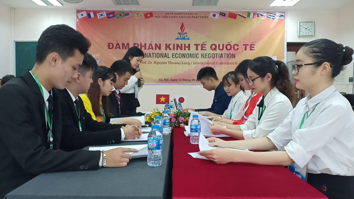Sinh viên khoa Kinh tế quốc tế, Học viện Chính sách và phát triển thực hành học phần Đàm phán kinh tế quốc tế (Ảnh: Website nhà trường). Hinh 2.jpg