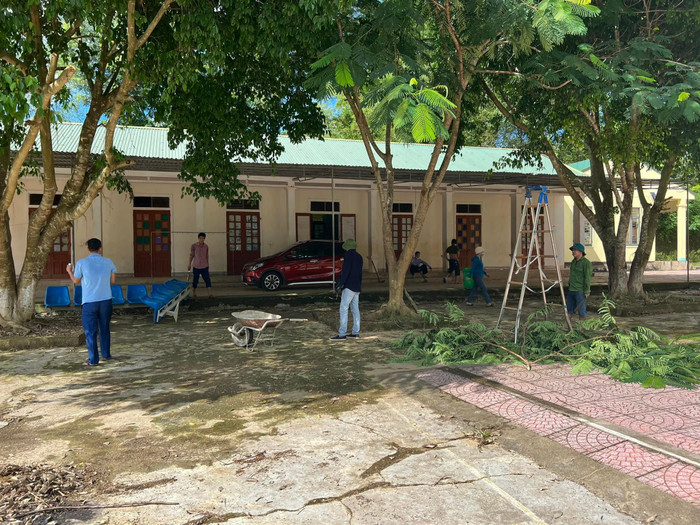 Giáo viên Trường Trung học cơ sở Lục Dạ, huyện Con Cuông (Nghệ An) dọn dẹp khuôn viê nhà trường. Ảnh: NTCC Giáo viên Trường Trung học cơ sở Lục Dạ, huyện Con Cuông (Nghệ An) dọn dẹp khuôn viê nhà trường. Ảnh: NTCC