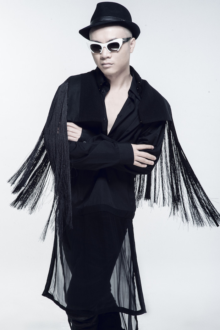 Đỗ mạnh Cường là du học sinh chuyên ngành thiết kế thời trang cao cấp tại Pháp. Với hơn 7 năm sinh sống sống và học tập tại trường đại học nổi tiếng Chambre Syndi-cale de la Couture Parisienne, đã giúp anh có cái nhìn mới mẻ hơn về ngành thiết kế cũng như mang những nét mới của thời trang Pháp về Việt Nam. Đỗ mạnh Cường là du học sinh chuyên ngành thiết kế thời trang cao cấp tại Pháp. Với hơn 7 năm sinh sống sống và học tập tại trường đại học nổi tiếng Chambre Syndi-cale de la Couture Parisienne, đã giúp anh có cái nhìn mới mẻ hơn về ngành thiết kế cũng như mang những nét mới của thời trang Pháp về Việt Nam.