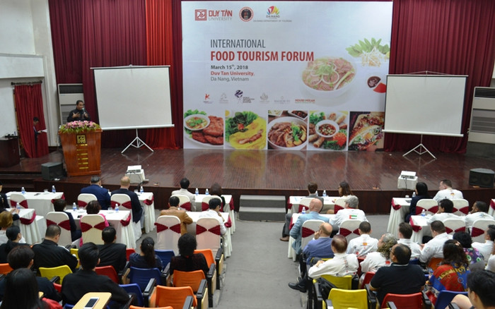 Các chuyên gia du lịch, hiệp hội đầu bếp thế giới đến chia sẻ những thông tin về "du lịch ẩm thực". Ảnh: AN Các chuyên gia du lịch, hiệp hội đầu bếp thế giới đến chia sẻ những thông tin về "du lịch ẩm thực". Ảnh: AN