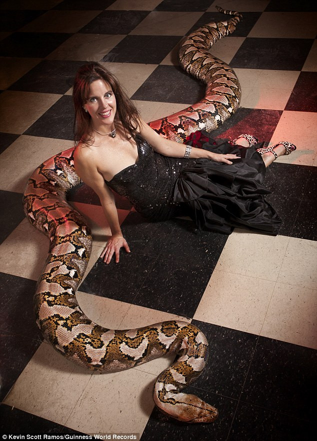 Medusa nặng 300 lbs ( 136 kg) và dài 25 feet (7,6m). Hiện tại, con trăn khổng lồ này đang sống trong một ngôi nhà được cho là bị "ma ám" có tên Edge of Hell tại thành phố Kansas, Mỹ.