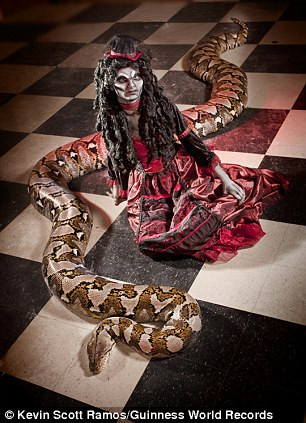 Larry Elgar, người huấn luyện của Medusa cho biết rằng ông không hề cảm thấy sợ hãi trước con trăn quái vật này. Ông nói: “Chúng tôi thực sự đã tách biệt với mọi người xung quanh. Sự sợ hãi là do thiếu hiểu biết. Tôi không sợ. Tôi biết rằng con trăn có thể giết tôi. Tôi đã từng bất tỉnh khi bị một con trăn dài 18 feet cuộn quanh người”.