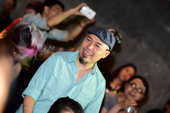 Nhạc sĩ Huy Tuấn là người hỗ trợ anh rất nhiều trong dự án này. Nhạc sĩ Huy Tuấn là người hỗ trợ anh rất nhiều trong dự án này.