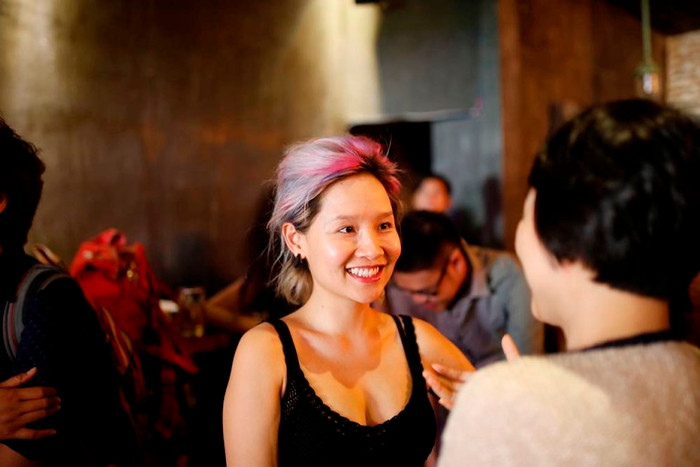 Ca sĩ Mai Khôi mặt mộc đến chúc mừng người bạn ra sản phẩm mới. Ca sĩ Mai Khôi mặt mộc đến chúc mừng người bạn ra sản phẩm mới.