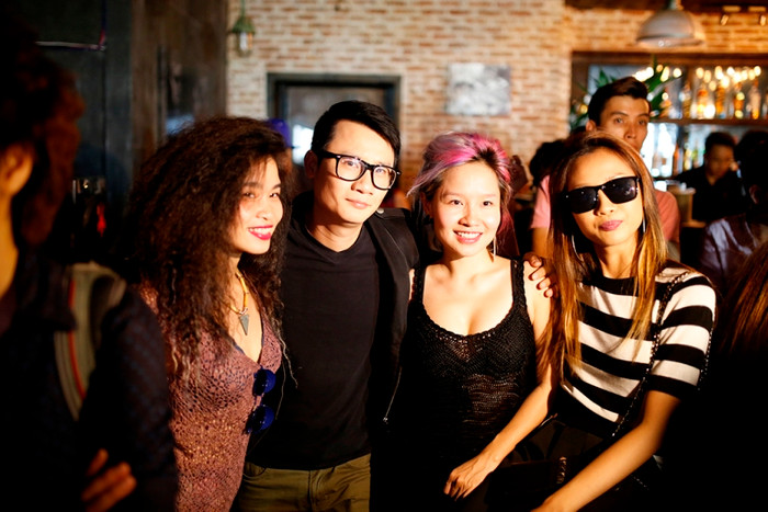 Đồng Lan, Hoàng Bách, Mai Khôi và Su Boi đến chúc mừng Phạm Anh Khoa. Đồng Lan, Hoàng Bách, Mai Khôi và Su Boi đến chúc mừng Phạm Anh Khoa.