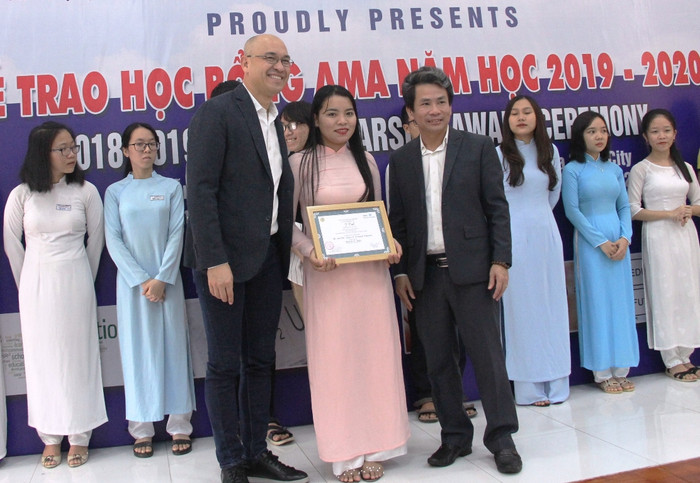 Ông Peter Mach - Chủ tịch quỹ học bổng AMA (bìa trái) trao học bổng cho sinh viên sư phạm có hoàn cảnh khó khăn của Trường Đại học Sư phạm Đà Nẵng. Ảnh: AN Ông Peter Mach - Chủ tịch quỹ học bổng AMA (bìa trái) trao học bổng cho sinh viên sư phạm có hoàn cảnh khó khăn của Trường Đại học Sư phạm Đà Nẵng. Ảnh: AN