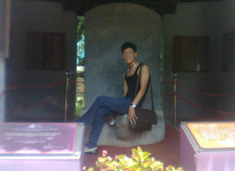 Hành động phản cảm, vô văn hóa của nam sinh bị dư luận lên án, đả phá