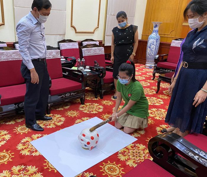 Khoảnh khắc &quot;mổ&quot; lợn đất của em Nguyễn Ngọc Minh được mọi người chú ý. Ảnh: Gia đình cung cấp.