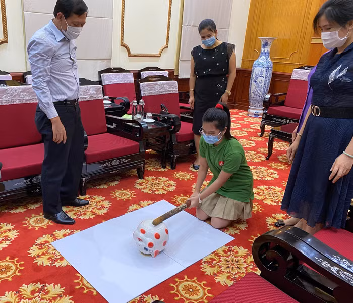 Khoảnh khắc "mổ" lợn đất của em Nguyễn Ngọc Minh được mọi người chú ý. Ảnh: Gia đình cung cấp. Khoảnh khắc "mổ" lợn đất của em Nguyễn Ngọc Minh được mọi người chú ý. Ảnh: Gia đình cung cấp.