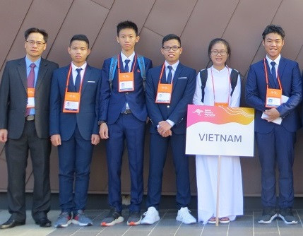 Hai anh em Huy và Hoàng cùng tham dự đội tuyển Vật lý Việt Nam tham dự Olympic Vật lý châu Á (ảnh nguồn Bộ Giáo dục và Đào tạo).