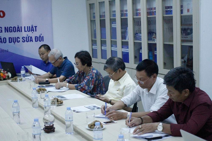 Các đại biểu tham dự đang tiến hành thảo luận các vấn đề xung quanh các loại hình nhà trường ngoài luật (ảnh Trinh Phúc). Các đại biểu tham dự đang tiến hành thảo luận các vấn đề xung quanh các loại hình nhà trường ngoài luật (ảnh Trinh Phúc).