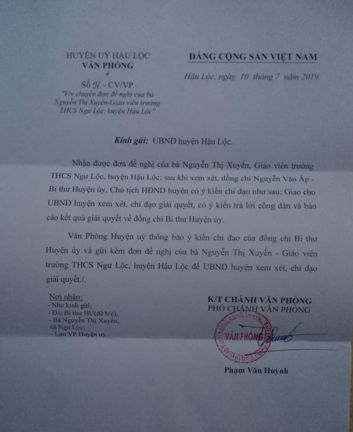 Bí thư huyện Hậu Lộc chỉ đạo vào cuộc vụ cô giáo bị hạ thi đua vì hướng dẫn học sinh phản ánh dạy thêm trái phép (ảnh bạn đọc cung cấp). Bí thư huyện Hậu Lộc chỉ đạo vào cuộc vụ cô giáo bị hạ thi đua vì hướng dẫn học sinh phản ánh dạy thêm trái phép (ảnh bạn đọc cung cấp).