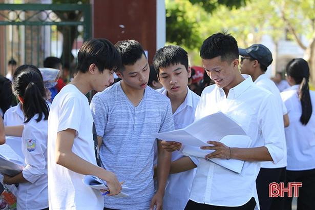 Tỉ lệ đậu tốt nghiệp của Hà Tĩnh cao hơn mức trung bình của cả nước (ảnh minh họa, nguồn báo Hà Tĩnh). Tỉ lệ đậu tốt nghiệp của Hà Tĩnh cao hơn mức trung bình của cả nước (ảnh minh họa, nguồn báo Hà Tĩnh).