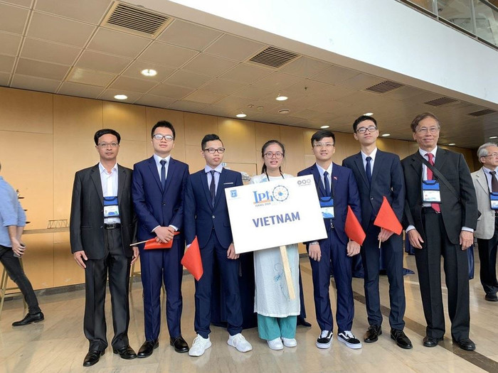 Lê Việt Hoàng (người thứ 3 từ trái sáng) giành huy chương Bạc Olympic Vật lý quốc tế (ảnh nguồn Bộ Giáo dục và Đào tạo).