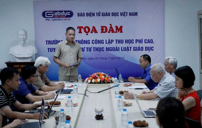 Theo các chuyên gia, mô hình trường phổ thông công lập tuyển sinh và thu học phí như tư thục đi ngược lại chủ trương xã hội hóa giáo dục của Đảng, tạo ra sự bất bình đẳng rất lớn (ảnh Trinh Phúc). Theo các chuyên gia, mô hình trường phổ thông công lập tuyển sinh và thu học phí như tư thục đi ngược lại chủ trương xã hội hóa giáo dục của Đảng, tạo ra sự bất bình đẳng rất lớn (ảnh Trinh Phúc).