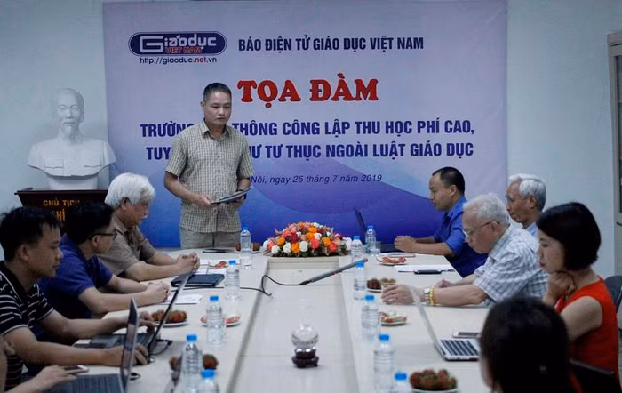 Theo các chuyên gia, mô hình trường phổ thông công lập tuyển sinh và thu học phí như tư thục đi ngược lại chủ trương xã hội hóa giáo dục của Đảng, tạo ra sự bất bình đẳng rất lớn (ảnh Trinh Phúc).