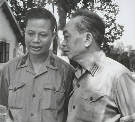 Ông Đặng Quốc Bảo (bên trái) chụp với Đại tướng Võ Nguyên Giáp năm 1975 (Ảnh: Nhân vật cung cấp) Ông Đặng Quốc Bảo (bên trái) chụp với Đại tướng Võ Nguyên Giáp năm 1975 (Ảnh: Nhân vật cung cấp)