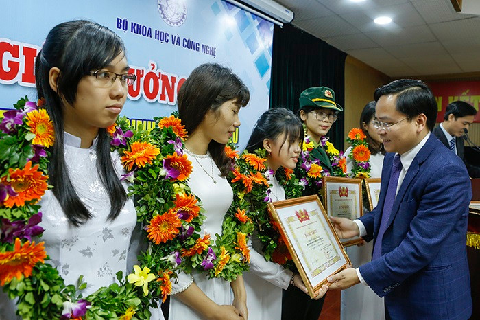 Sự kiện trao Giải thưởng “Nữ sinh viên tiêu biểu trong lĩnh vực Kỹ thuật” năm 2016 được tổ chức trọng thể tại Văn phòng Chủ tịch nước. Ảnh: Vân Anh Sự kiện trao Giải thưởng “Nữ sinh viên tiêu biểu trong lĩnh vực Kỹ thuật” năm 2016 được tổ chức trọng thể tại Văn phòng Chủ tịch nước. Ảnh: Vân Anh