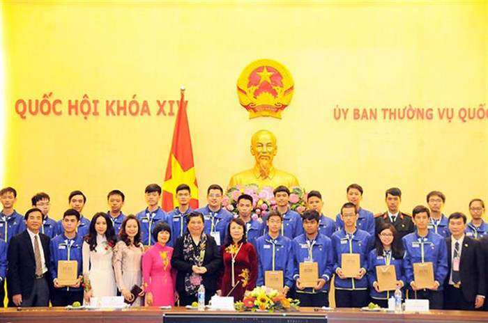 Các thầy cô, các em học sinh, sinh viên chụp ảnh lưu niệm với Phó Chủ tịch Quốc hội Tòng Thị Phóng. (Ảnh: Xuân Trung) Các thầy cô, các em học sinh, sinh viên chụp ảnh lưu niệm với Phó Chủ tịch Quốc hội Tòng Thị Phóng. (Ảnh: Xuân Trung)