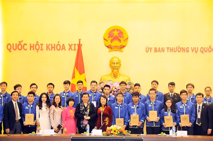 Các thầy cô, các em học sinh, sinh viên chụp ảnh lưu niệm với Phó Chủ tịch Quốc hội Tòng Thị Phóng. (Ảnh: Xuân Trung)