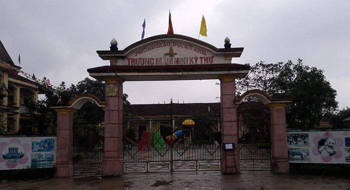 Trường Mầm non Kỳ Thư khóa cửa chính đảm bảo an toàn cho các cháu nghỉ trưa. Trường Mầm non Kỳ Thư khóa cửa chính đảm bảo an toàn cho các cháu nghỉ trưa.