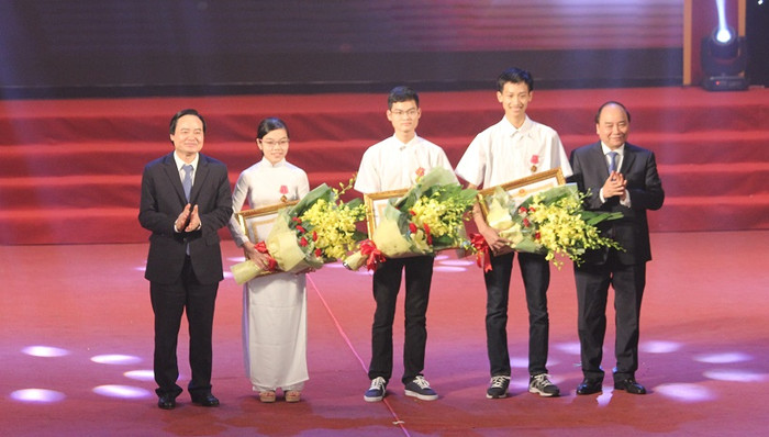 Thủ tướng Nguyễn Xuân Phúc và Bộ trưởng Bộ GD&ĐT Phùng Xuân Nhạ trao tặng Huân chương Lao động hạng Ba cho học sinh đoạt giải Olympic quốc tế. (Ảnh: Thùy Linh) Thủ tướng Nguyễn Xuân Phúc và Bộ trưởng Bộ GD&ĐT Phùng Xuân Nhạ trao tặng Huân chương Lao động hạng Ba cho học sinh đoạt giải Olympic quốc tế. (Ảnh: Thùy Linh)