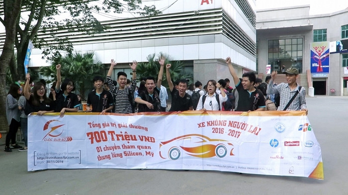 Hơn 500 sinh viên tham dự cuộc thi đua xe không người lái (Ảnh: Vân Anh) Hơn 500 sinh viên tham dự cuộc thi đua xe không người lái (Ảnh: Vân Anh)
