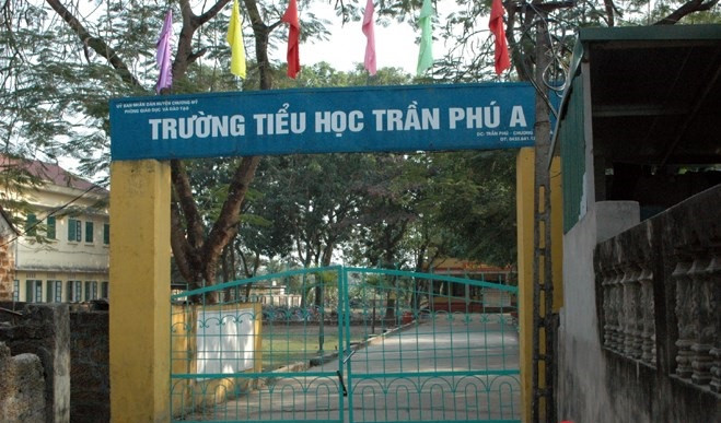 Trường Tiểu học Trần Phú A (huyện Chương Mỹ, Hà Nội) - nơi em học sinh lớp 3 nghi bị xâm hại vùng kín khi đi vệ sinh ở trường khiến dư luận xót xa. (Ảnh: Báo Infonet) Trường Tiểu học Trần Phú A (huyện Chương Mỹ, Hà Nội) - nơi em học sinh lớp 3 nghi bị xâm hại vùng kín khi đi vệ sinh ở trường khiến dư luận xót xa. (Ảnh: Báo Infonet)