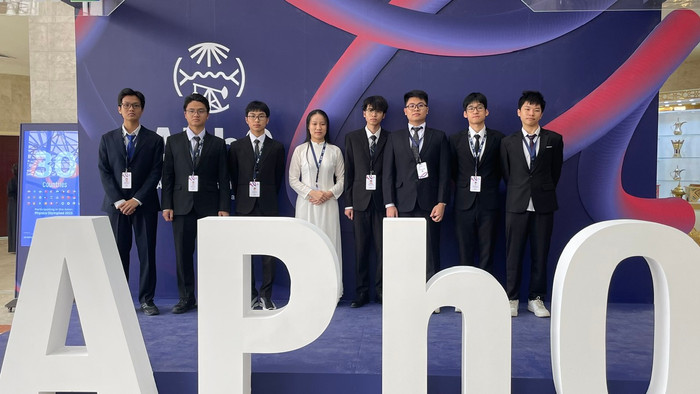 Từ trái qua phải: Phó Giáo sư, Tiến sĩ Đặng Đức Vượng, Phó Trưởng đoàn; em Trần Lê Thiện Nhân, em Lý Bá Khôi, em Trần Trung Hiếu, em Nguyễn em Ngọc Phương Anh, em Nguyễn Công Vinh, em Trương Đức Dũng, em Phan Quang Triết và em Nguyễn Thế Quân; Giáo sư, Tiến sĩ Lục Huy Hoàng, Trưởng đoàn. Ảnh 1.jpg