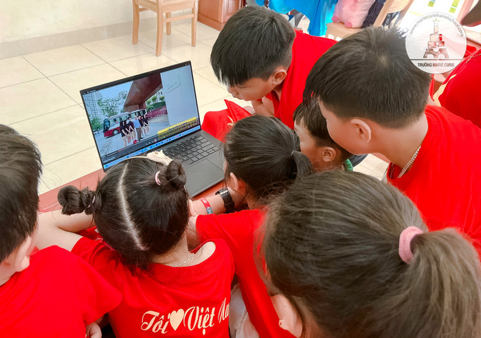Thầy trò ở ngoài đảo Trường Sa rất hạnh phúc khi xem video thầy Nguyễn Xuân Khang - Chủ tịch Hội đồng trường Marie Curie (Hà Nội) kể cho các MCer nghe về sự ra đời của cổng Trường Sa cùng lời chúc yêu thương gửi tới đảo Trường Sa 2.jpg