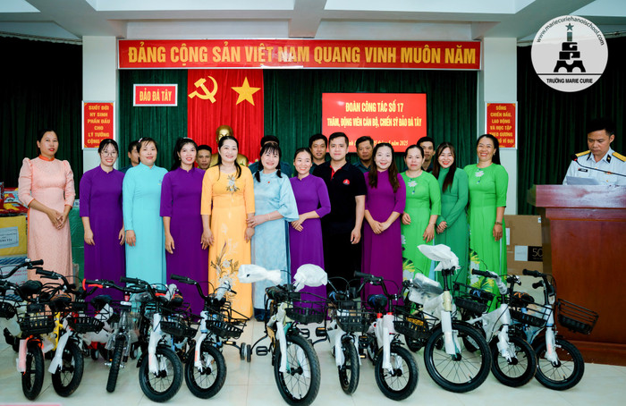 Thầy cô Marie Curie không chỉ mang tới bánh kẹo ngon mà còn tặng cả đồ chơi là thú bông, xe đạp… cho từng bé ở Trường Sa 9.jpg