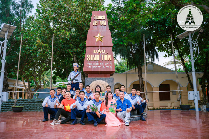Đoàn cán bộ, giáo viên của Hệ thống trường Marie Curie (Hà Nội) tới thăm quần đảo Trường Sa 1.jpg