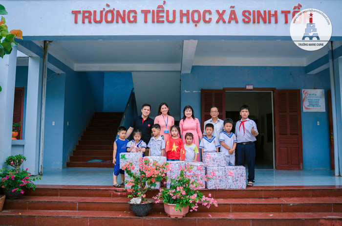 Trường Marie Curie đã tặng các thiết bị điện tử như: tivi, máy tính, máy in… hiện đại, bền đẹp để thầy trò ở các đảo có thêm phương tiện dạy và học 5.jpg