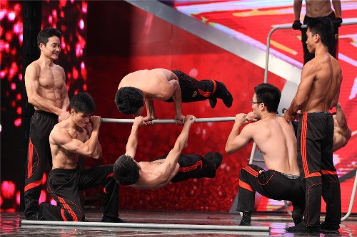 Tiết mục của các "chàng trai cơ bắp trong nhóm Bar - TN.