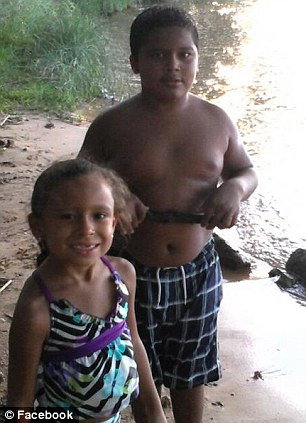 Devin Ortiz (bên phải) cậu học sinh được cho là bị dính băng keo lên mũi và miệng. Devin Ortiz (bên phải) cậu học sinh được cho là bị dính băng keo lên mũi và miệng.