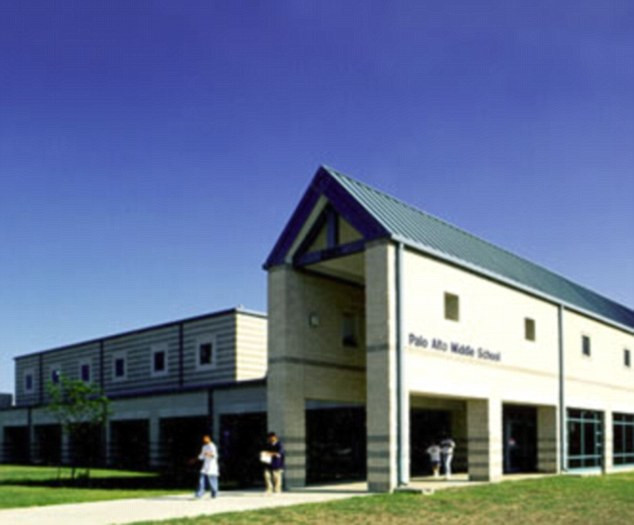 Trường Trung học Palo Alto, nơi xảy ra sự cố "băng keo" Trường Trung học Palo Alto, nơi xảy ra sự cố "băng keo"