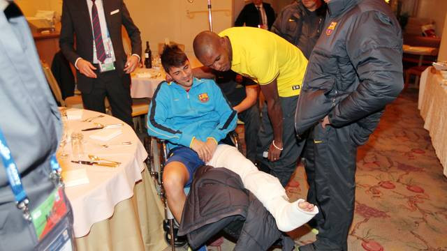 Chăm chú nhìn cái chân băng bó Chăm chú nhìn cái chân băng bó